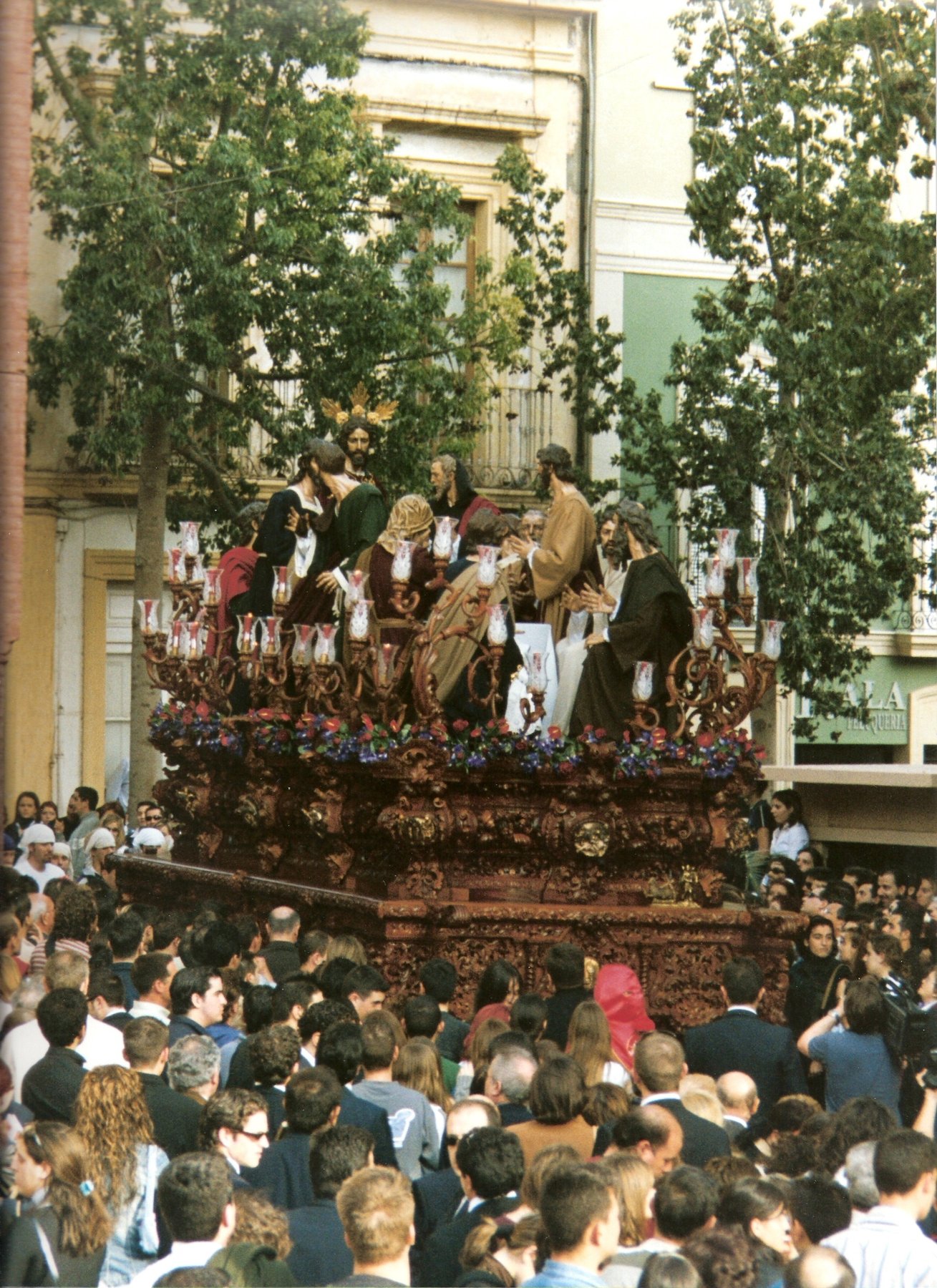 El paso de misterio de la Santa Cena en la calle